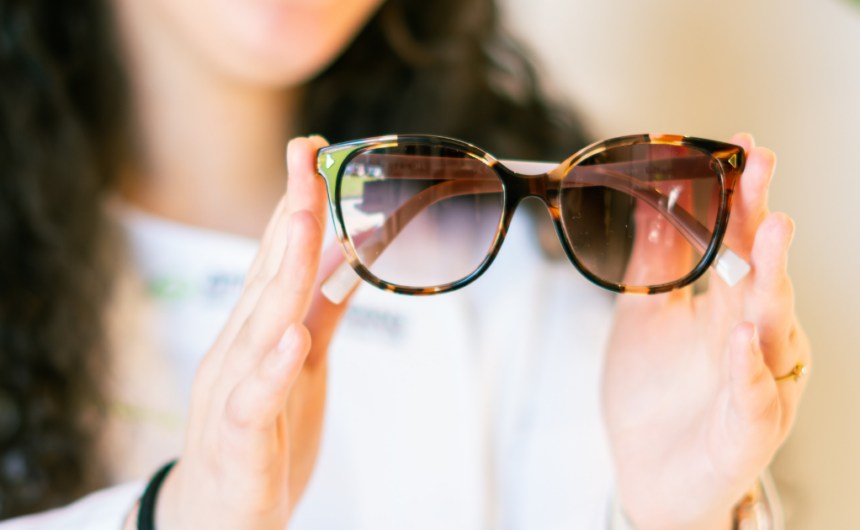 Óptica mostrando unas gafas de sol con protección UV en Óptica Soriano de Leganés