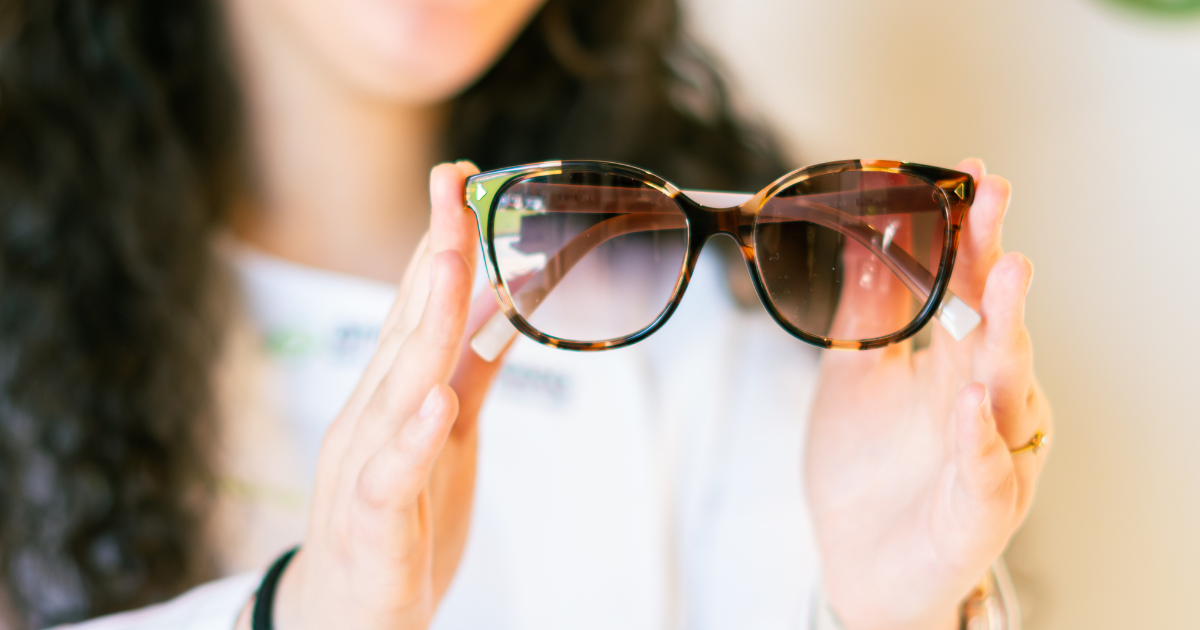 Óptica mostrando unas gafas de sol con protección UV en Óptica Soriano de Leganés