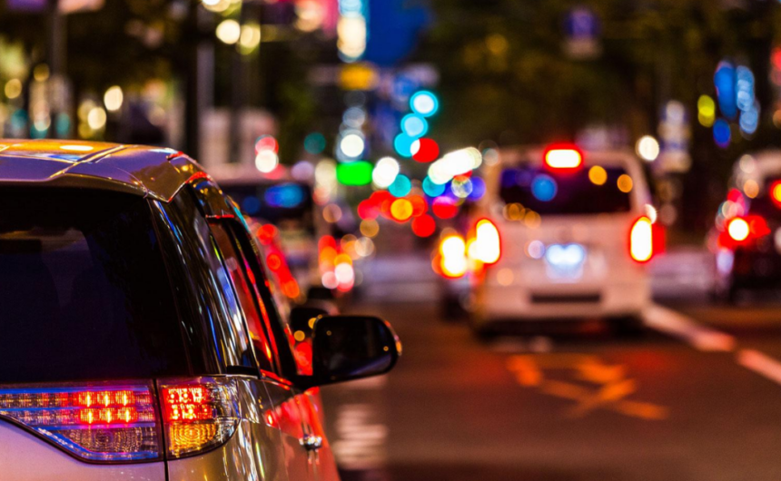 Luces alargadas por la noche como representación visual del astigmatismo