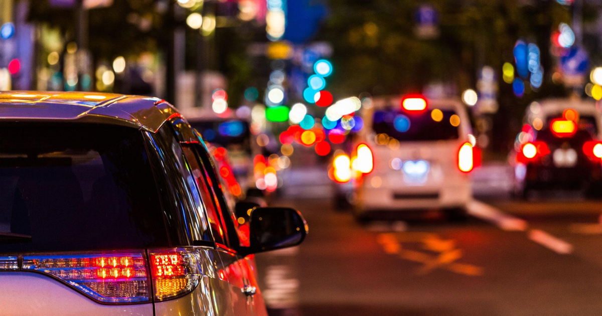 Luces alargadas por la noche como representación visual del astigmatismo